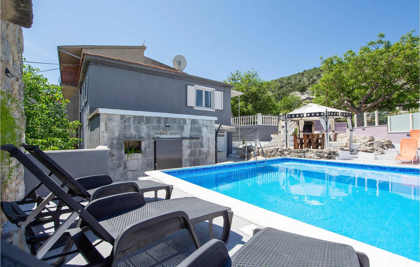 Zonnig verblijf aan het zwembad met terras & WiFi in Split-Dalmatië