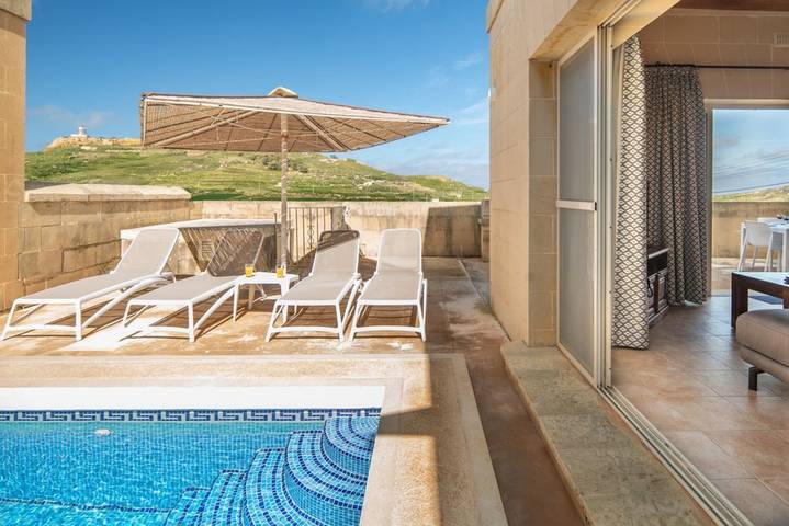 Villa for 9 people, with ocean view and pool as well as balcony and garden in Gozo