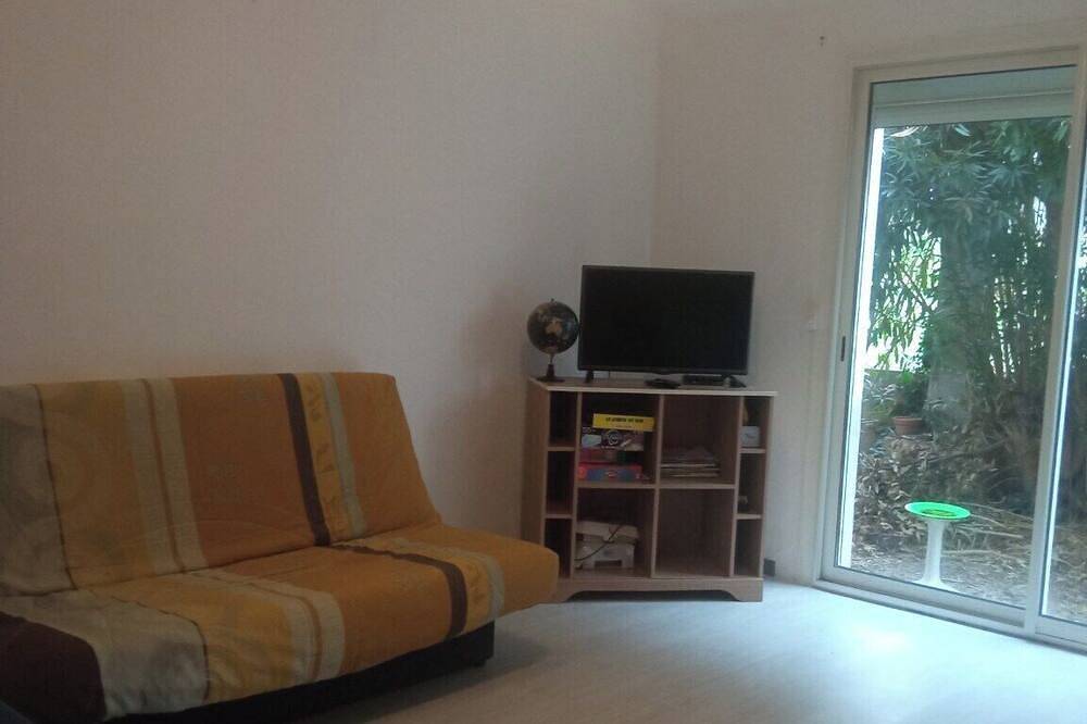 Family house, terrace, sleeps 9 + 1 baby, tv in Prades, Prades region