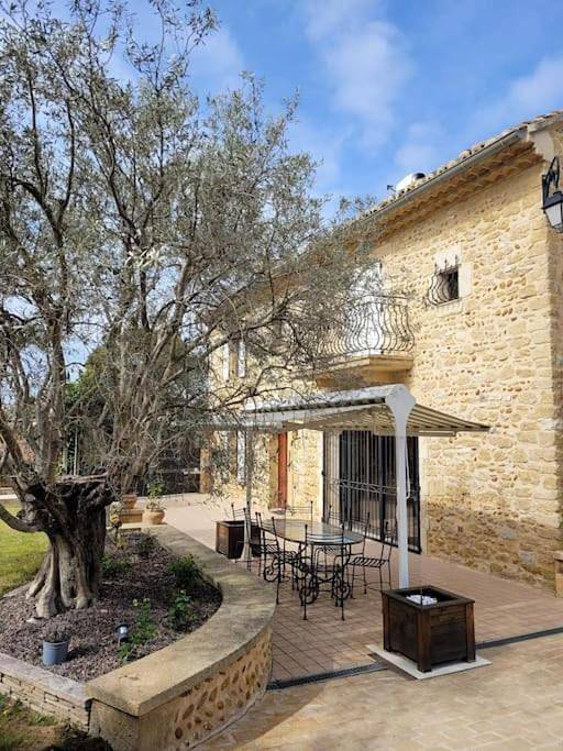 Location de vacances pour 8 personnes, avec piscine et jardin à Saint-Geniès-de-Comolas