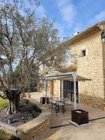 Location de vacances pour 8 personnes, avec jardin et piscine à Saint-Geniès-de-Comolas