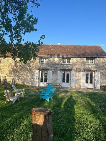 Location de vacances pour 2 personnes, avec vue ainsi que terrasse et jardin à Luzé