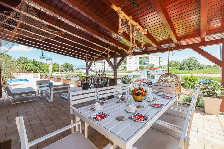 Vacation rental for 8 people, with pool and yard as well as hot tub and terrace in Zadar