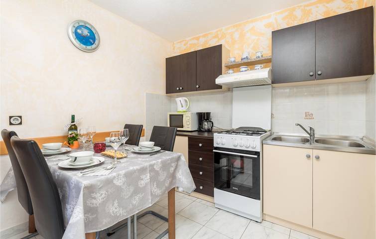 Stilvolles Apartment mit Terrasse, WLAN und Zugang zum Strand – nur 100 m entfernt! in Jablanac, Naturpark Velebit