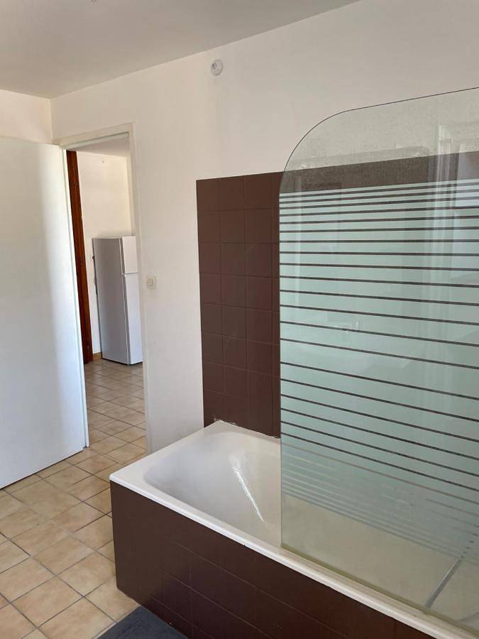 Appartement entier, Charmant T2 au 1er dans résidence avec parc arboré in Saint-Pierre-le-Moûtier, Nièvre
