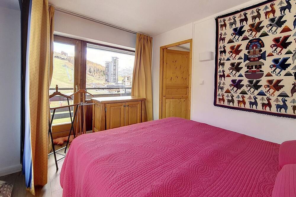Entire apartment, Spacious Ski-In/Ski-Out Apartment · Balcony · Sleeps 6 in Les Menuires, Saint-Martin-de-Belleville