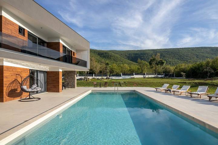 Villa pour 8 personnes, avec terrasse ainsi que jardin et jacuzzi à Sinj - 2