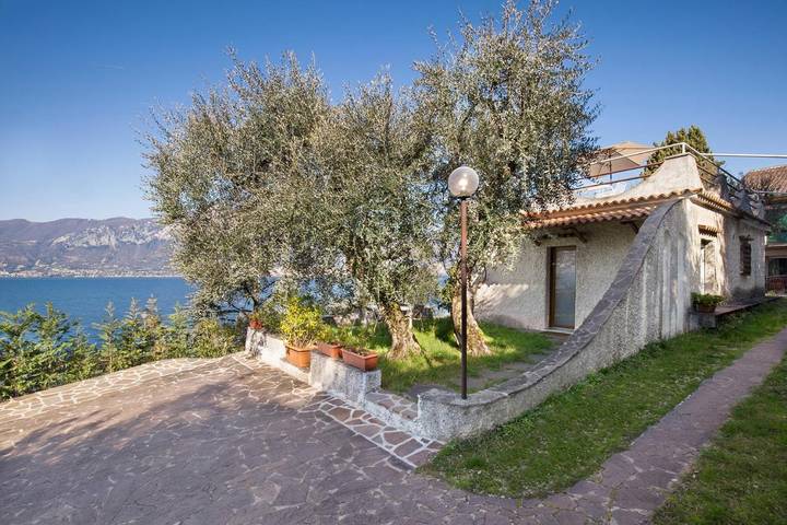 Villa pour 4 personnes, avec Balcon et Terrasse ainsi que Jardin et Vue à Brenzone