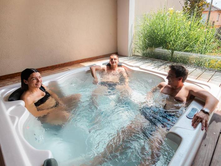 Hôtel pour 3 personnes, avec jacuzzi et sauna ainsi que piscine et jardin