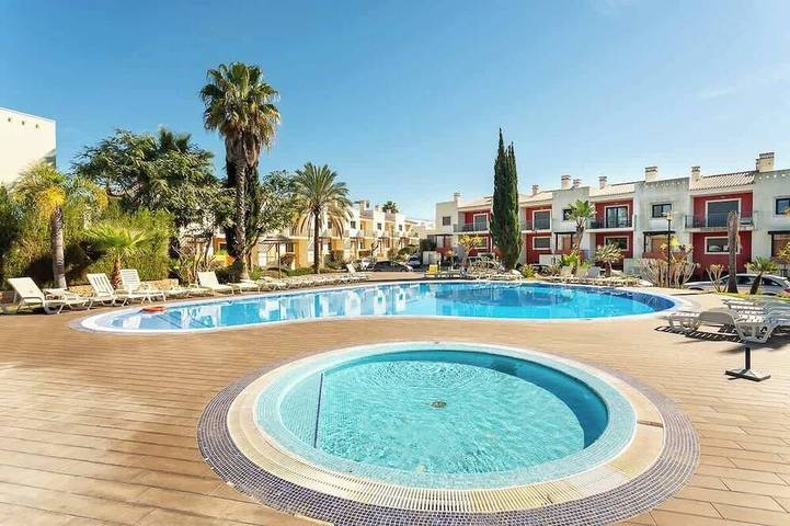 Ferienhaus für 8 Personen, mit Pool und Balkon sowie Whirlpool und Garten