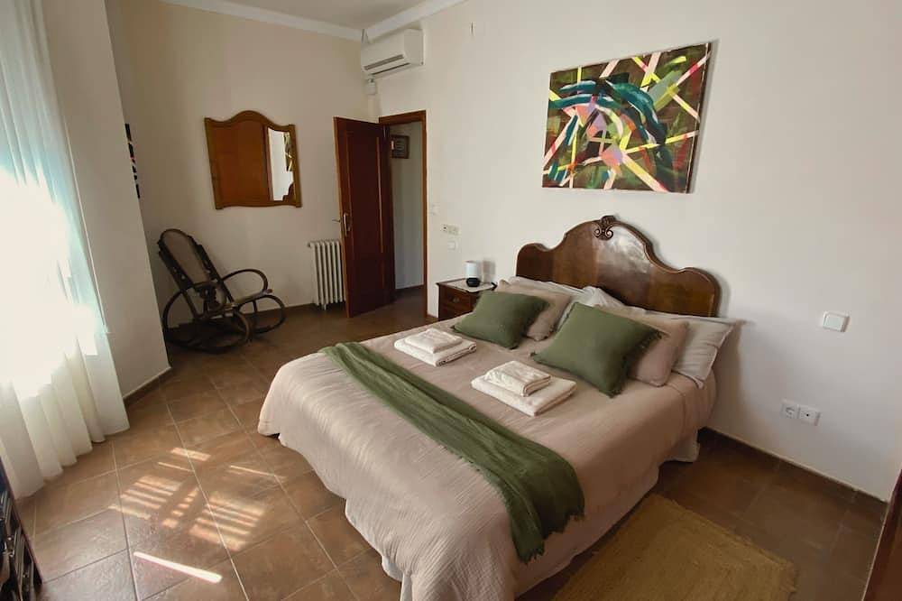 Bamboo Room with mountain views and lots of natural light in Alzira, Valencia Provincie