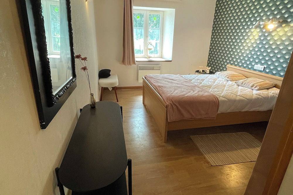 L'Ostal Large gite sleeps 8 in Mur-de-Barrez, Massif Central