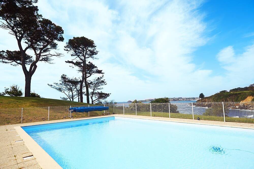 Entire apartment, Rustic + Cozy Apartment | Direct Beach Access! in Locmaria-Plouzané, Brest region