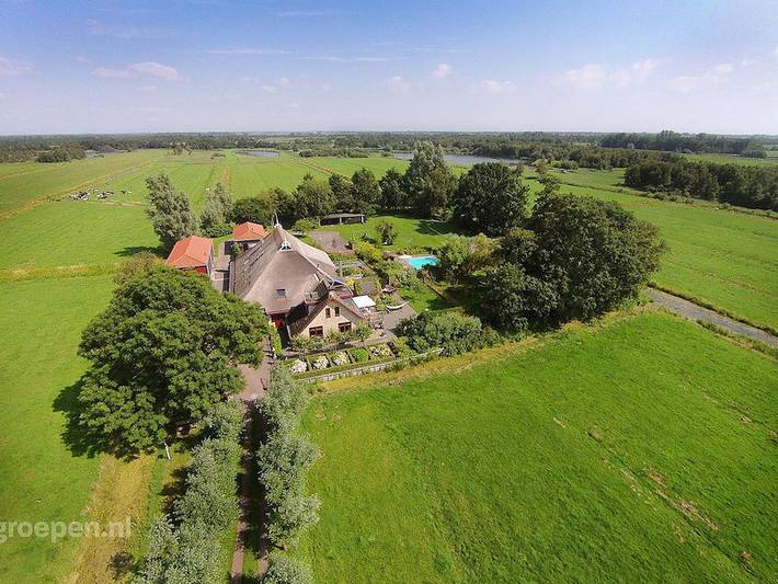 Vakantiehuis voor 25 personen, with Balkon/Terras and Terras as well as Zwembad and Sauna in Friesland