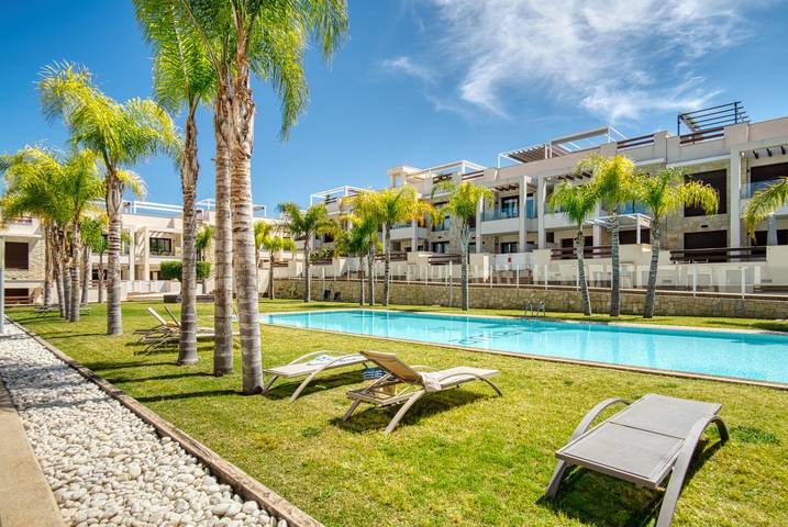 Apartment for 4 people, with Balcony and Hot tub as well as Children pool and Lake view