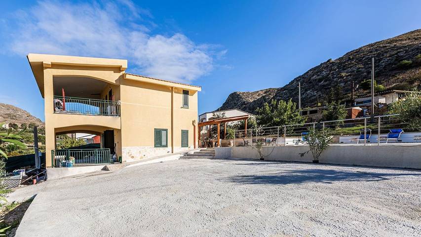 Chalet para 12 personas, con terraza además de jardín y piscina - 1