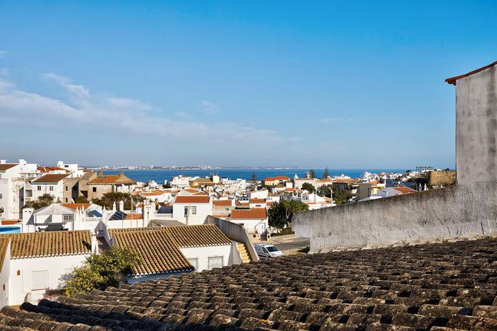Apartamento inteiro, Apartamento 'Lagos Terraço Villa' com Terraço Privado, Wi-Fi & Ar Condicionado in Santa Maria, São Gonçalo de Lagos