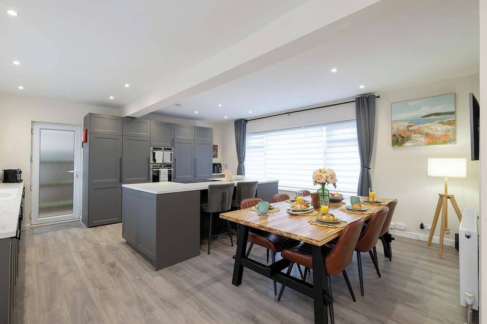Spacious 4Br  Detached House, Parking, Fast Wifi, Garden Ideal for Contractors in Colchester, Essex