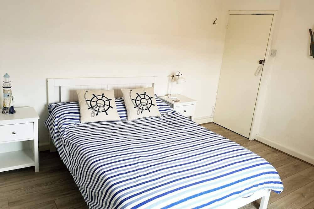 Cosy & Comfortable Entire Holiday Home, Llanelli. Fully equipped. Dog friendly in Llanelli, Carmarthenshire