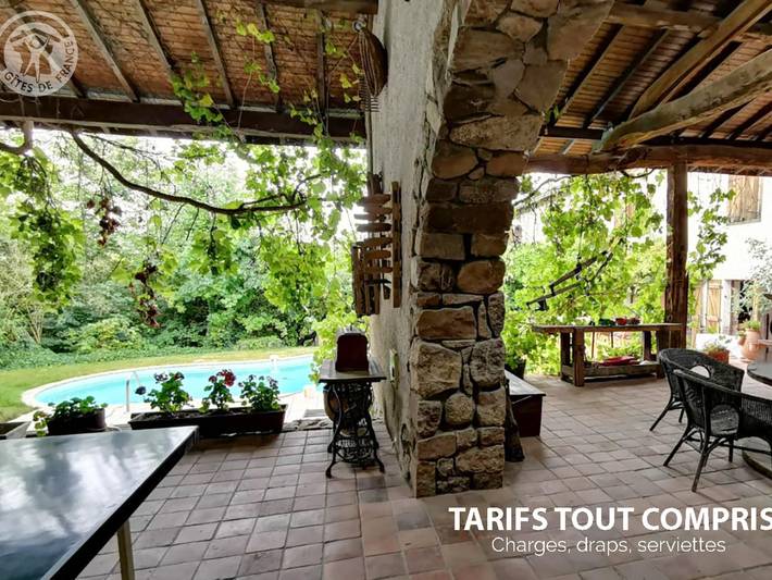 Gîte pour 9 personnes, avec jardin ainsi que sauna et terrasse à Essertines-en-Donzy