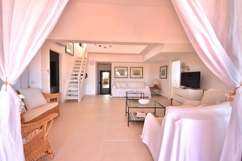 Cottage Dolcevita by Klabhouse -4Br w/Panoramic Hot Tube- shared pool in Palau (Sardegna), Gallura
