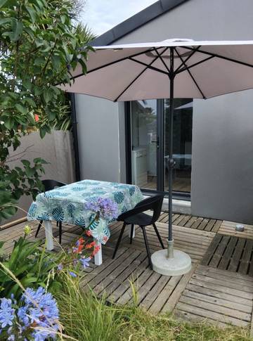 Gîte pour 2 personnes, avec piscine ainsi que terrasse et jardin à Trégastel
