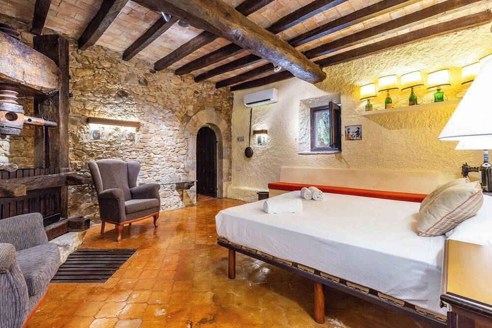 Mas Joanmiquel, Mas Joanmiquel - Masía del siglo Xvi con bosque privado in Vilademuls, Pla de l'Estany