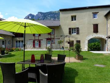 Gîte pour 4 personnes, avec jacuzzi ainsi que terrasse et jardin dans l' Ariège