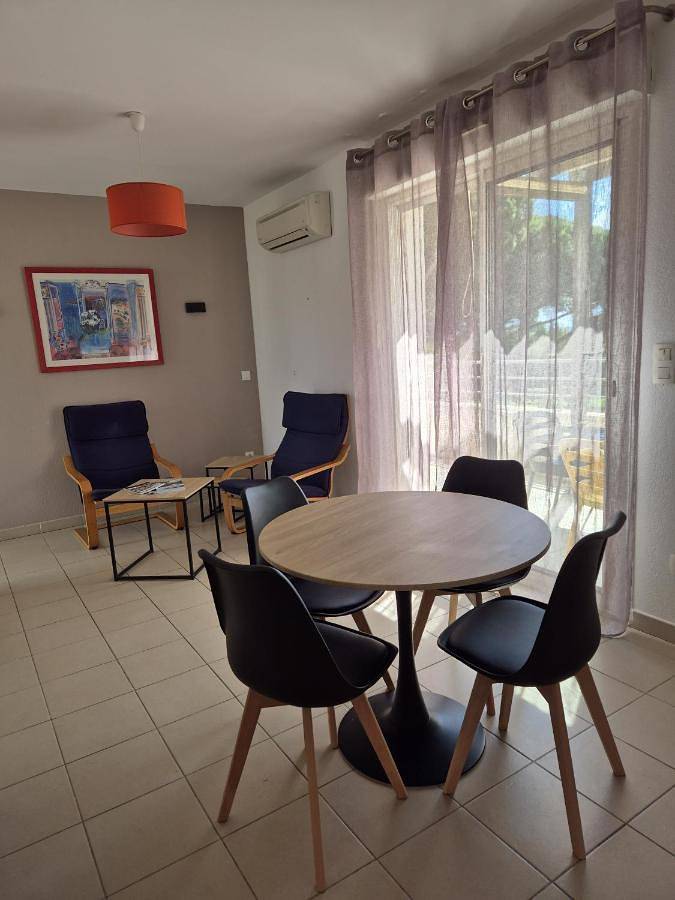 Appartement de vacances pour 4 personnes, avec piscine ainsi que vue et terrasse, animaux acceptés