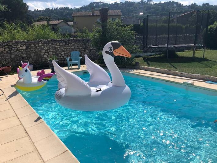 Gîte pour 4 personnes, avec vue ainsi que jardin et piscine à Ucel