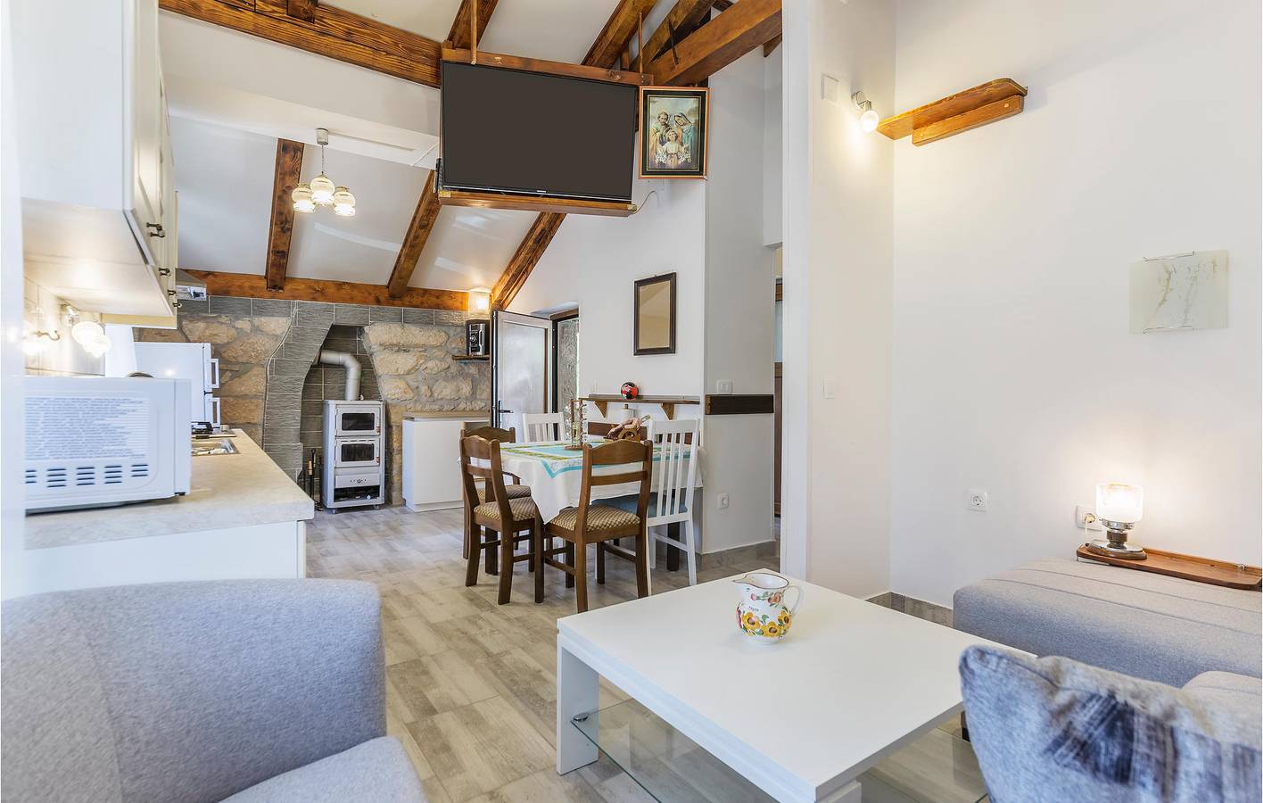 Ganze Ferienwohnung, Gemütliche Ferienwohnung in Zagorje: WLAN, Terrasse, in der Nähe der Küste und des Stadtzentrums in Kršan, Ostküste Istrien