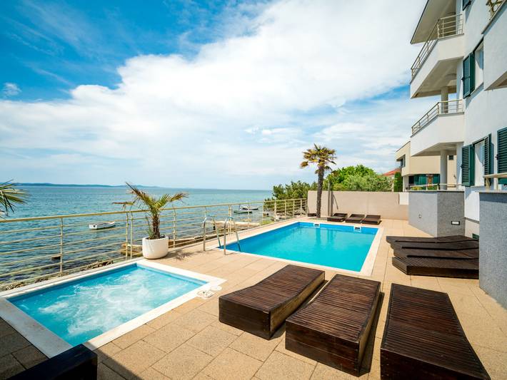 Ferienhaus für 12 Personen, mit Terrasse in Petrcane