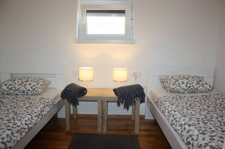 Familienfreundliche Landhaus Marie mit beheiztem Pool, Grillplatz, 5 Personen in Krk Stadt, Krk
