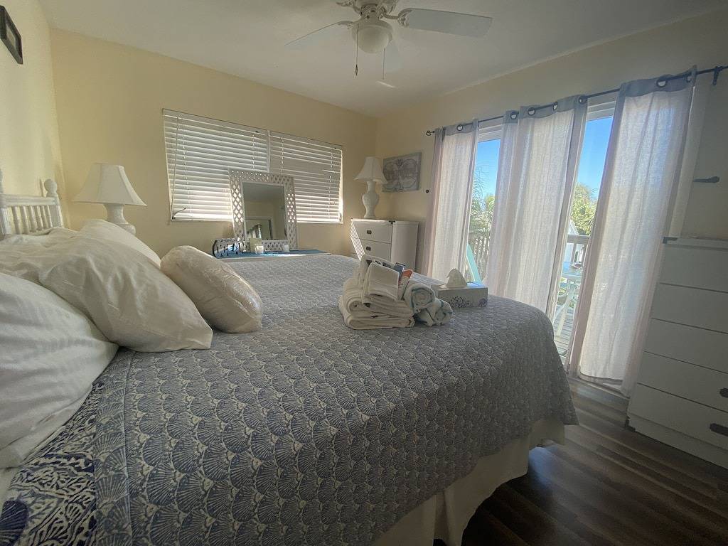 Steps to Siesta Key Beach & Village - 2Br w/ Private Balcony in Sarasota Beach, Siesta Key