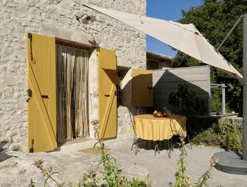 Location de vacances pour 5 personnes, avec vue ainsi que piscine et terrasse à Revest-du-Bion