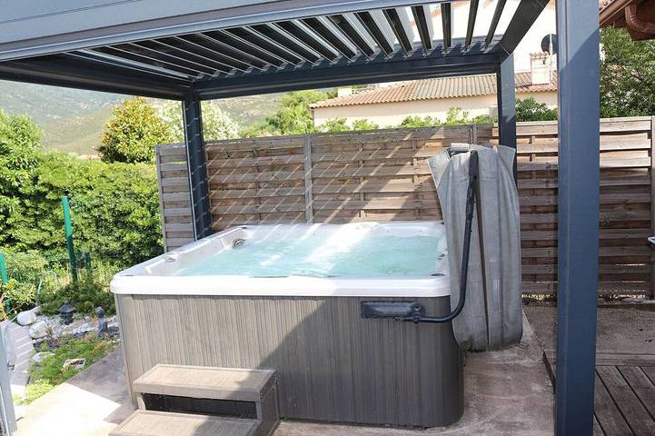 Gîte pour 2 personnes, avec piscine ainsi que jacuzzi et jardin à Peri - 3