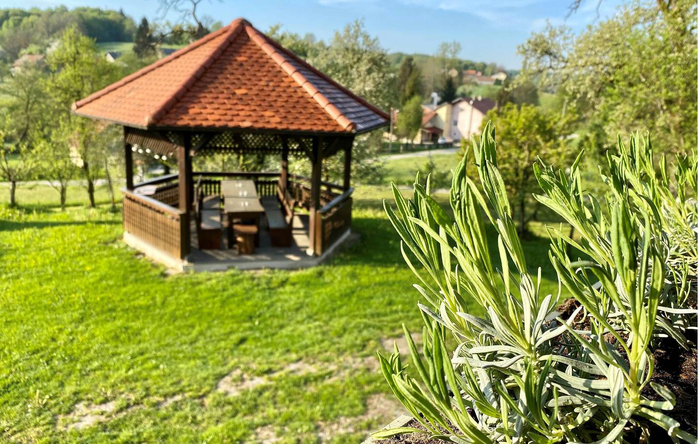 Charmante 2-Zimmer-Ferienwohnung am Fluss: WLAN, Klimaanlage, Terrasse und Parkplatz inklusive! in Karlovac und Umgebung