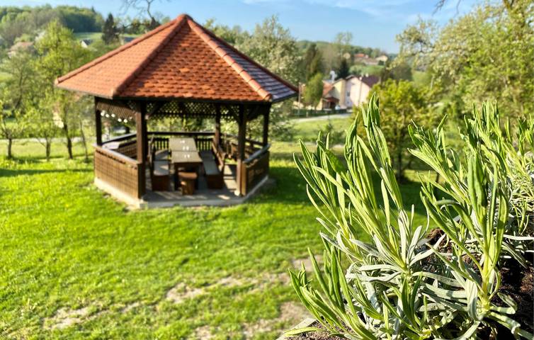 Charmante 2-Zimmer-Ferienwohnung am Fluss: WLAN, Klimaanlage, Terrasse und Parkplatz inklusive! in Karlovac und Umgebung