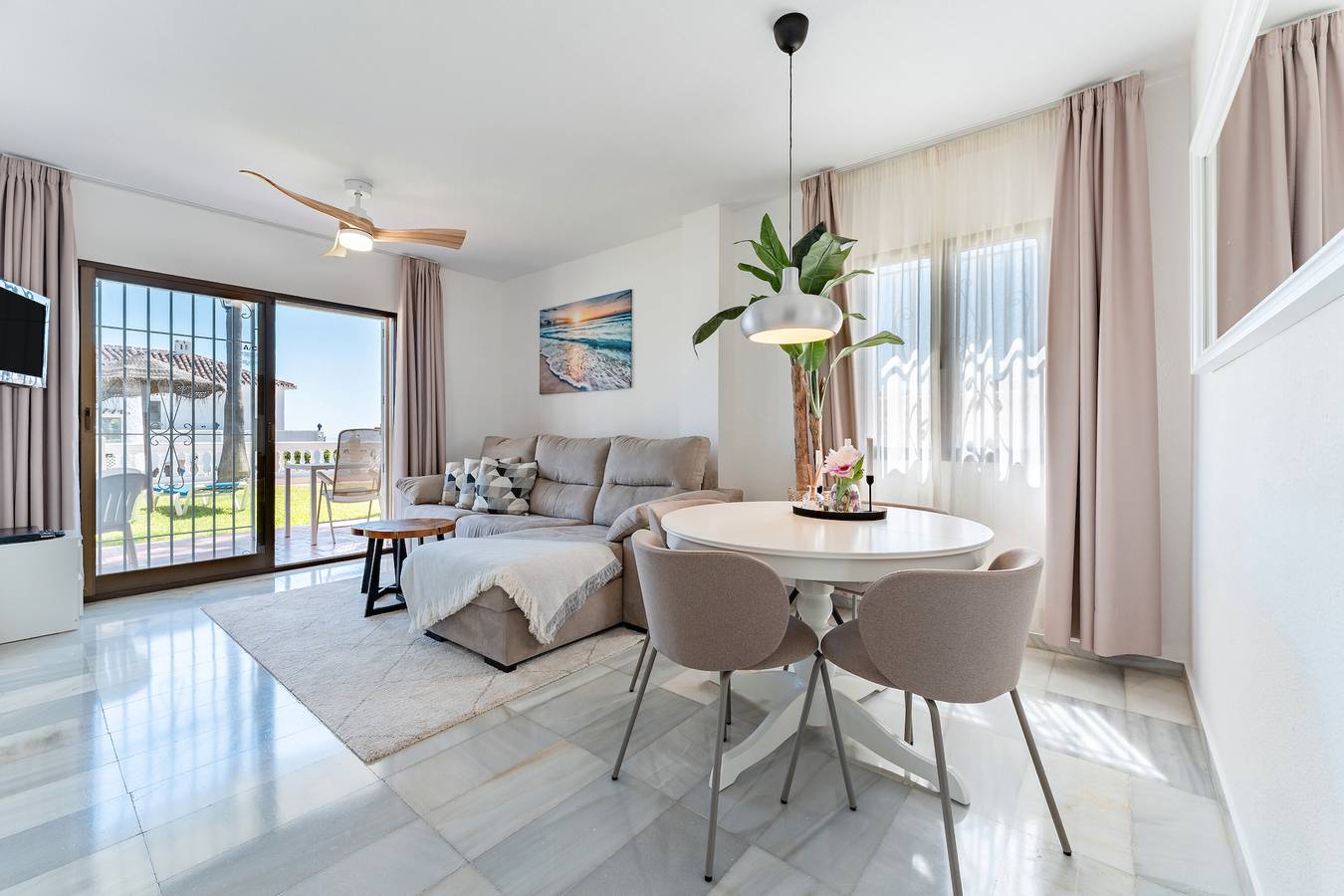 Ganze Wohnung, Sonnige 2-Zimmer-Wohnung mit Meerblick in Riviera del Sol – 8 Minuten vom Strand entfernt – Perfekt für Sonnenanbeter in La Cala de Mijas, Mijas
