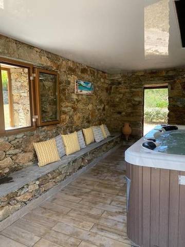 Location de vacances pour 10 personnes, avec terrasse ainsi que jardin et jacuzzi à Santo-Pietro-di-Tenda