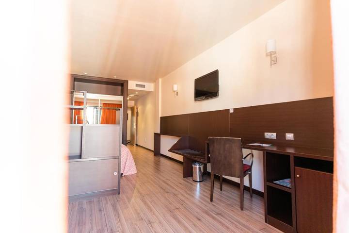 Hotel für 2 Personen, mit Pool und Terrasse sowie Ausblick und Kinderpool auf Menorca - 4