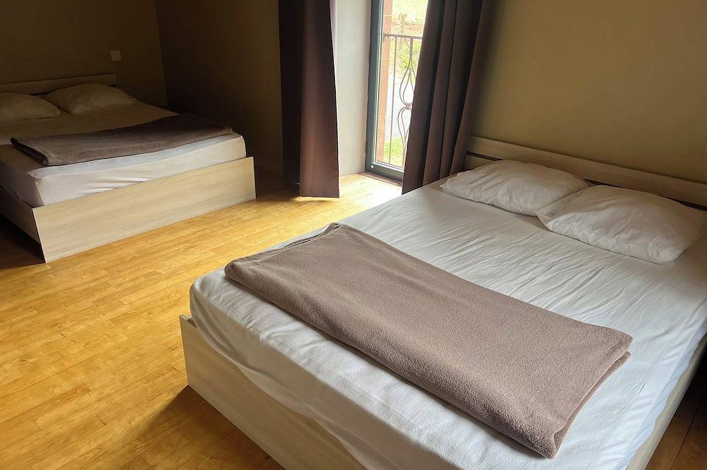 The barn in the heart of the valley in Marcillac-Vallon, Macizo Central