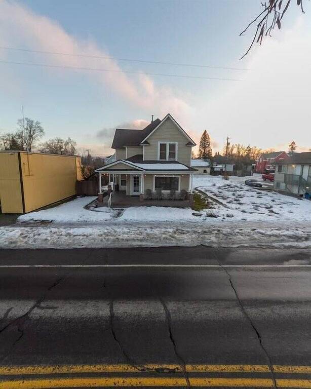 Vacation rental for 14 people, with yard in Spokane