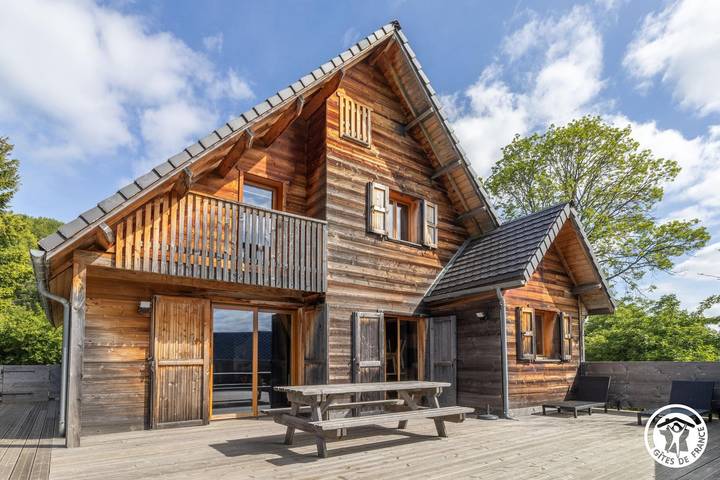 Gîte pour 8 personnes, avec Jacuzzi et Terrasse ainsi que Jardin et Vue dans Massif central