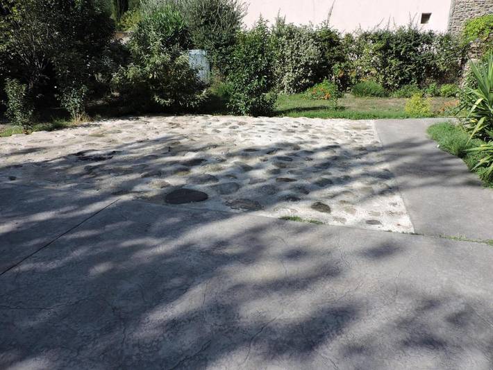 Gîte pour 2 personnes, avec vue et jardin ainsi que terrasse et piscine à Codalet - 2