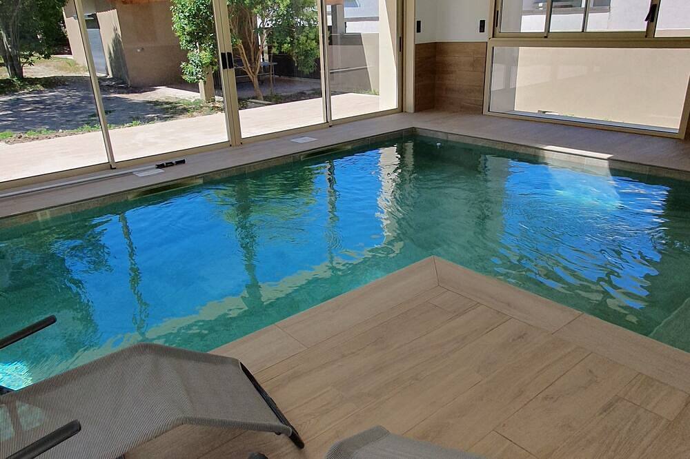 Maison d'architecte avec piscine intérieure chauffée, borne arcade,baby, billard in Crespian, Région de Nîmes