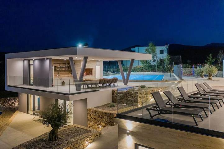 Spacious 8-bedroom villa in amazing Grubine with Ac in Imotski, Makarska Riviera