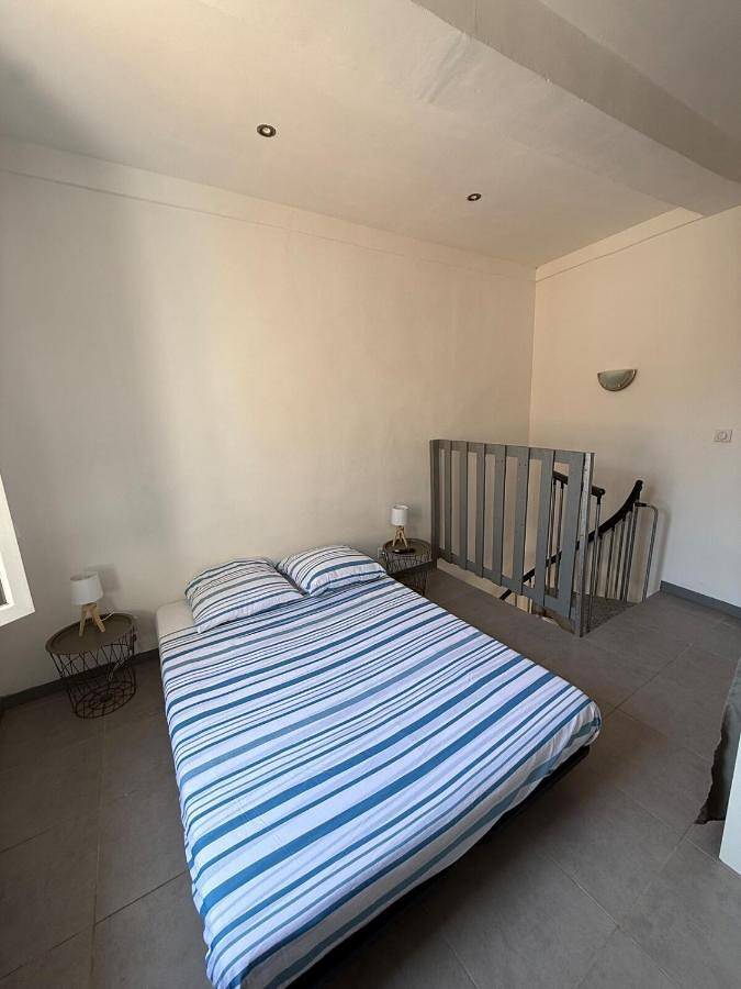 Appartement entier, One-Bedroom Apartment in Barjols, Région de Brignoles