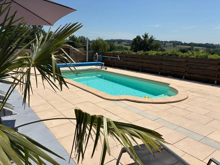 Location de vacances pour 8 personnes, avec Terrasse ainsi que Jardin et Piscine dans Sainte-Thérence