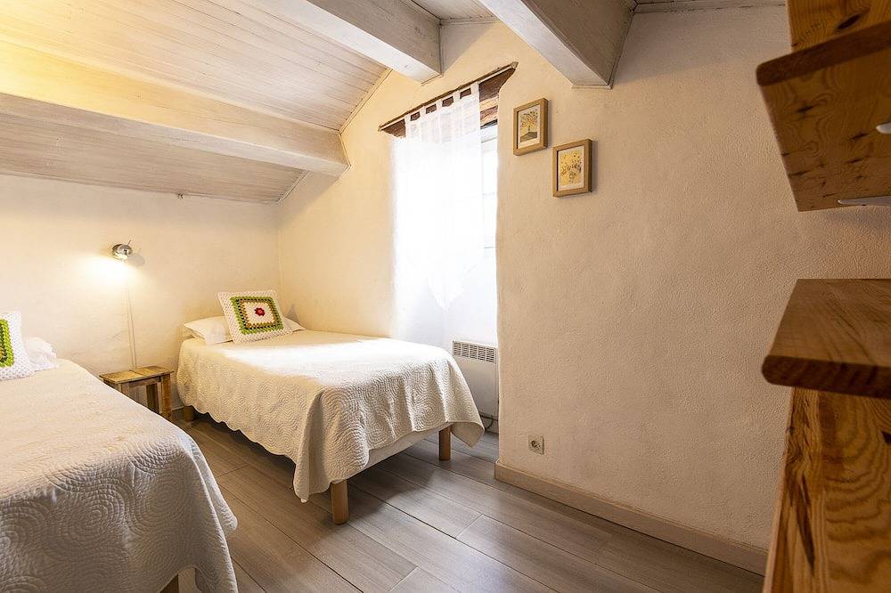 Charmante maison en pierre avec piscine, 4 pers. in Payzac (Ardèche), Parc naturel régional des Monts d'Ardèche